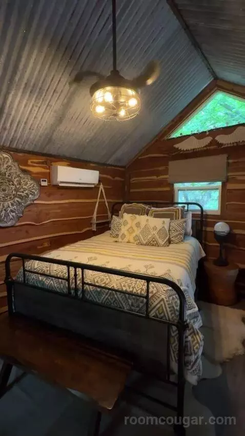 Hobbit House bed picture #11