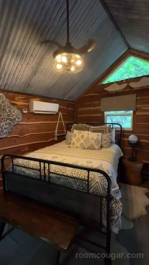 Hobbit House bed picture #12