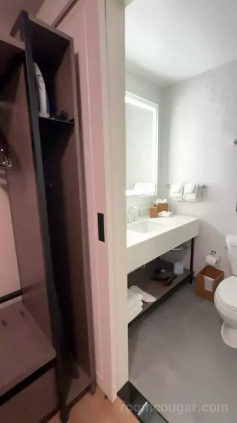 King Room - High Floor (#1016) bathroom picture #1
