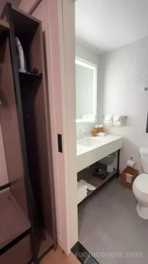 King Room - High Floor (#1016) bathroom picture #2