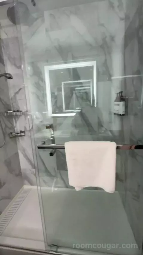 King Room - High Floor (#1016) bathroom picture #9