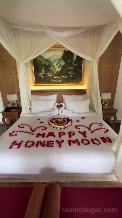 Pool Villa bed picture #8