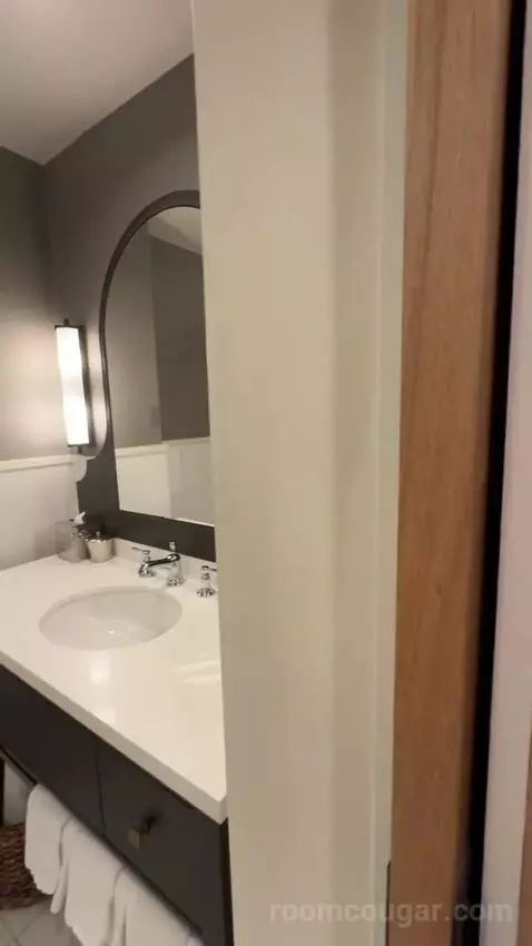 River View King bathroom picture #9