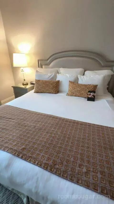 Classic King Room (#678) bed picture #9