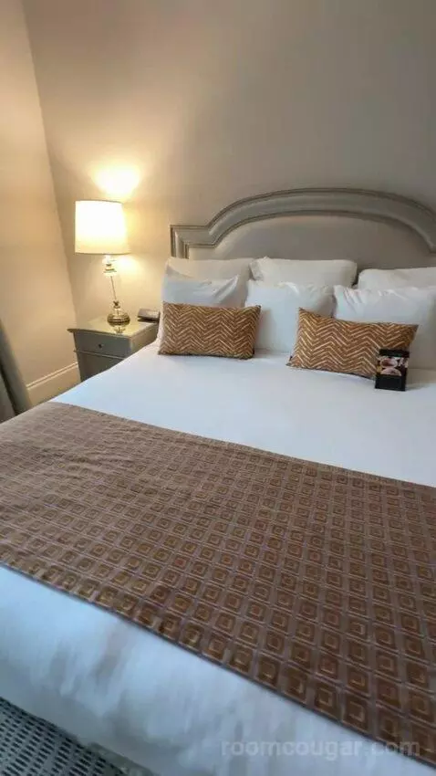 Classic King Room (#678) bed picture #11