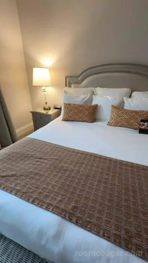 Classic King Room (#678) bed picture #12