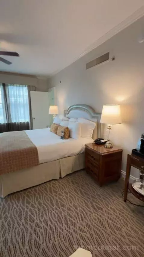 Corner King Room bed picture #5