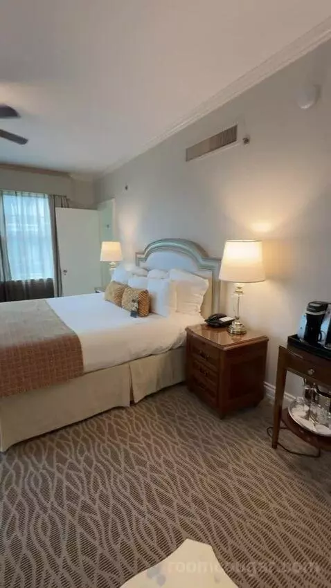 Corner King Room bed picture #6