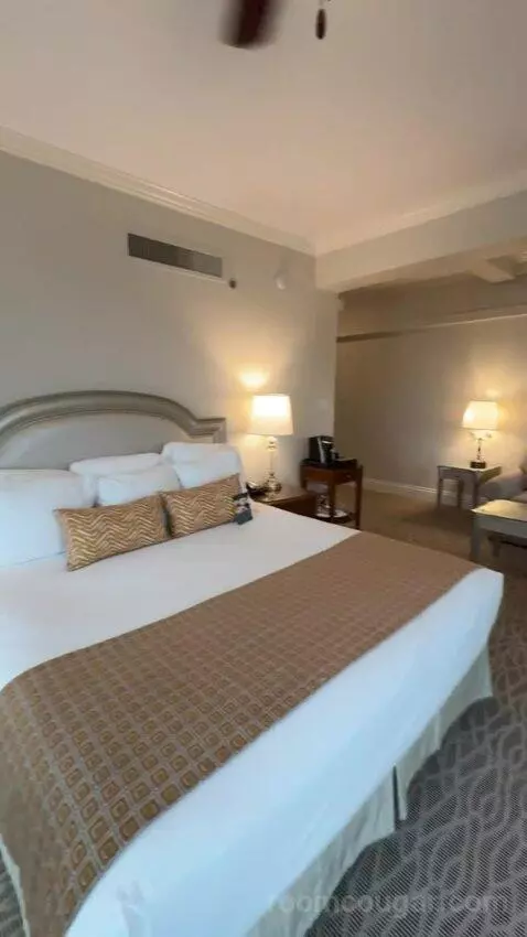 Corner King Room bed picture #12