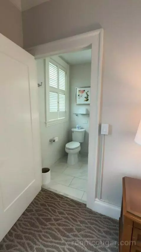 Corner King Room bathroom picture #3