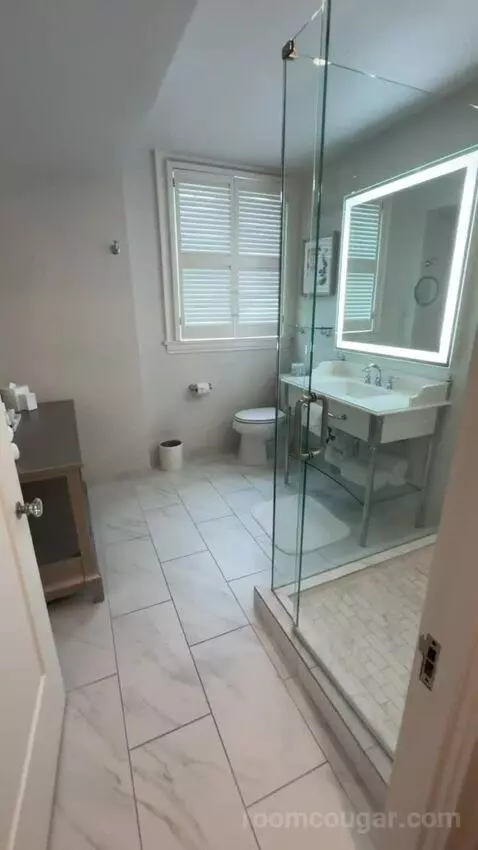 Deluxe Suite bathroom picture #1