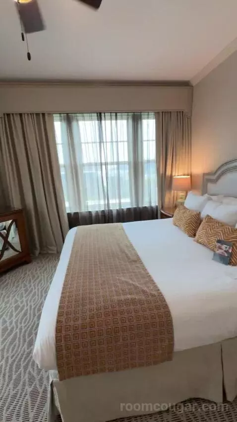 Deluxe Suite bed picture #8