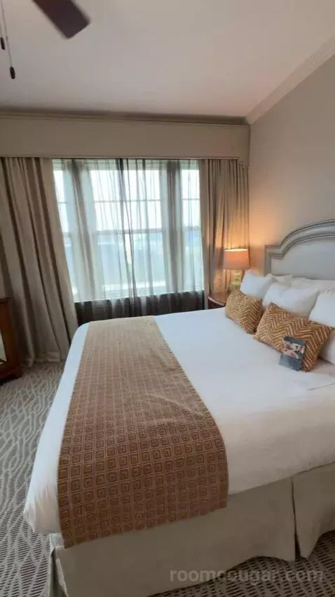 Deluxe Suite bed picture #9