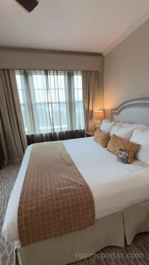 Deluxe Suite bed picture #10