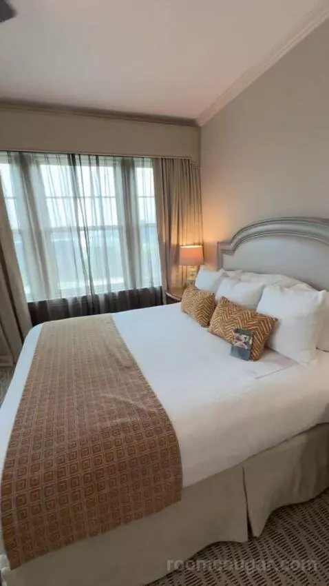 Deluxe Suite bed picture #12
