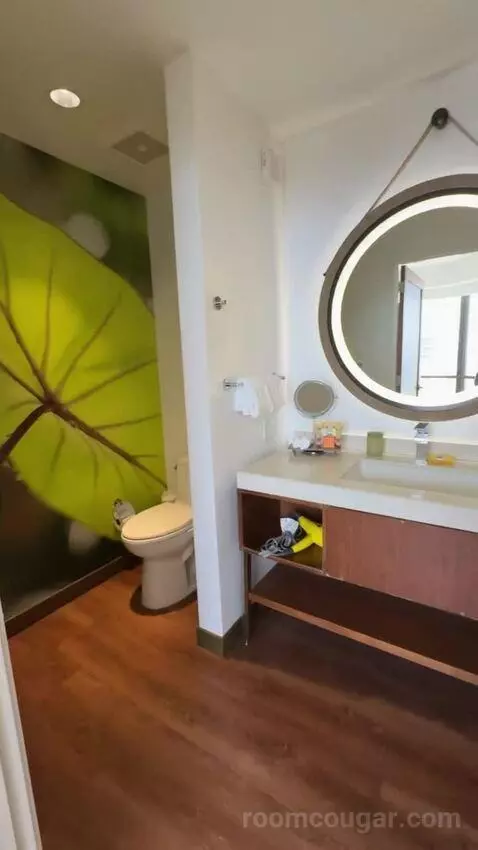 King Room with Ocean View bathroom picture #1