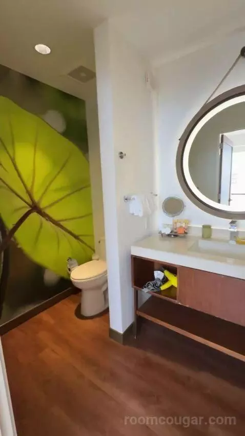King Room with Ocean View bathroom picture #2