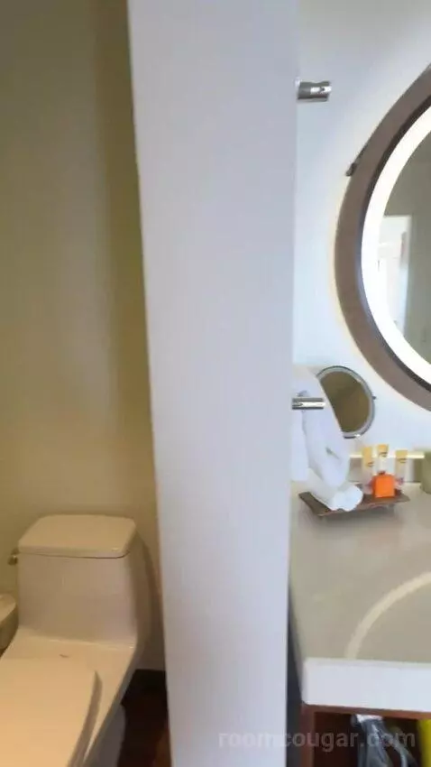 King Room with Ocean View bathroom picture #4