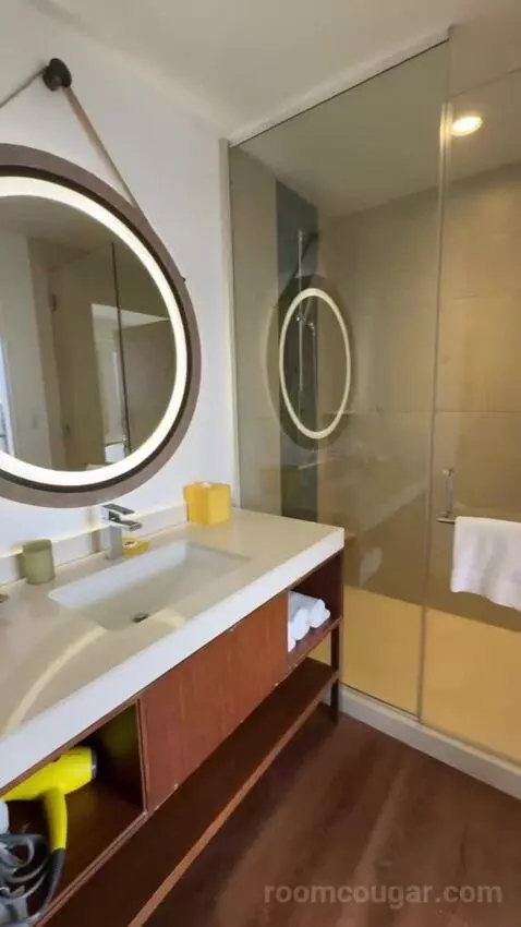 King Room with Ocean View bathroom picture #8