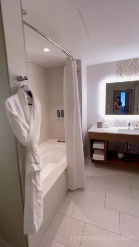 Junior Suite, 1 Bedroom Suite, 2 Queen bathroom picture #1