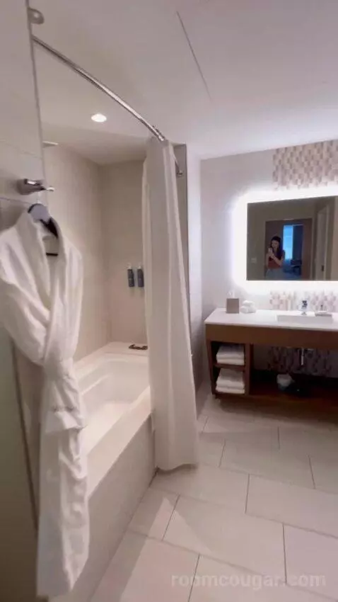 Junior Suite, 1 Bedroom Suite, 2 Queen bathroom picture #2