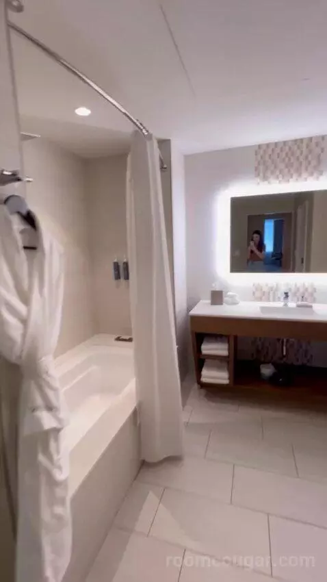 Junior Suite, 1 Bedroom Suite, 2 Queen bathroom picture #3