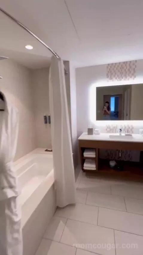 Junior Suite, 1 Bedroom Suite, 2 Queen bathroom picture #4