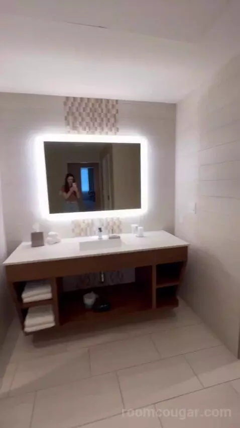 Junior Suite, 1 Bedroom Suite, 2 Queen bathroom picture #5