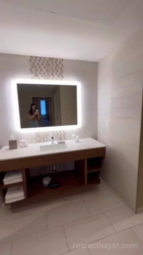 Junior Suite, 1 Bedroom Suite, 2 Queen bathroom picture #6