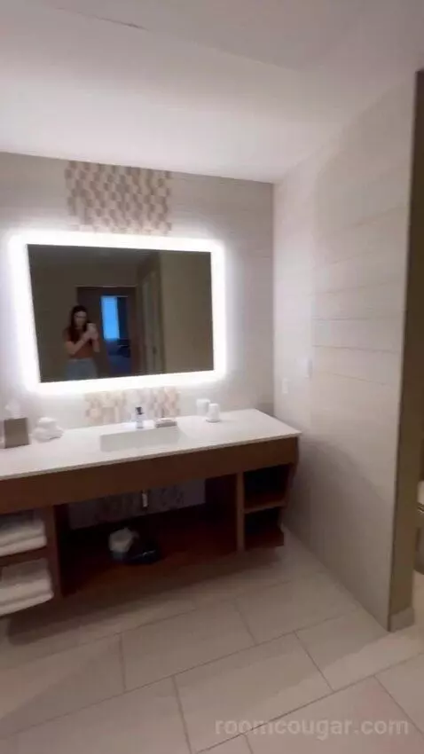 Junior Suite, 1 Bedroom Suite, 2 Queen bathroom picture #7