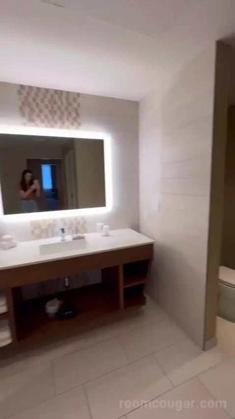 Junior Suite, 1 Bedroom Suite, 2 Queen bathroom picture #8