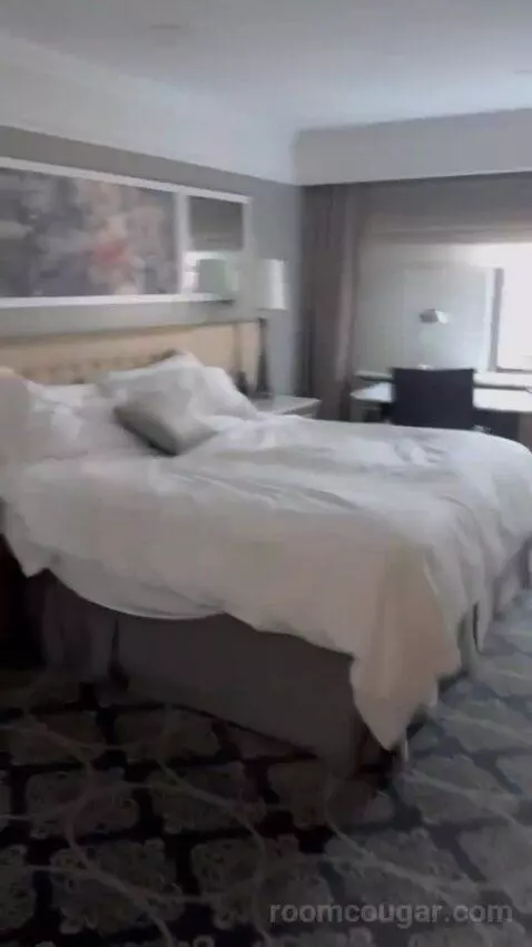 Superior King Room bed picture #5