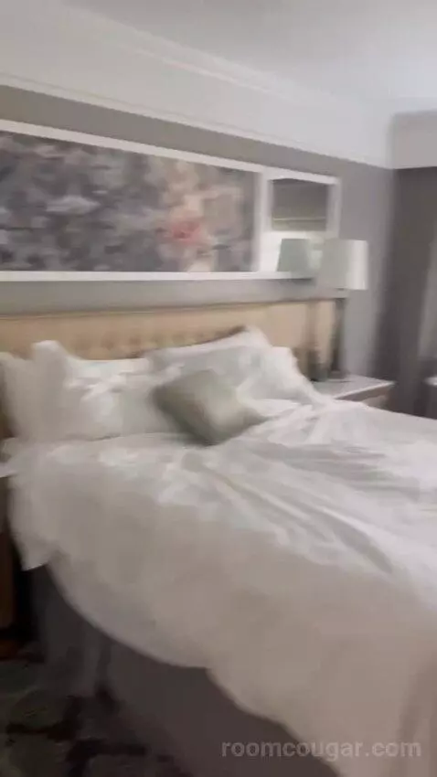 Superior King Room bed picture #9
