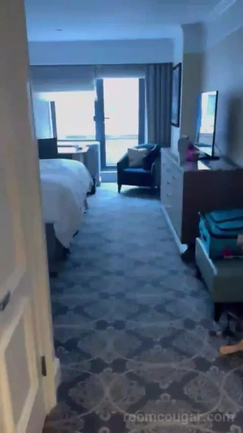 Superior King Room bed picture #1