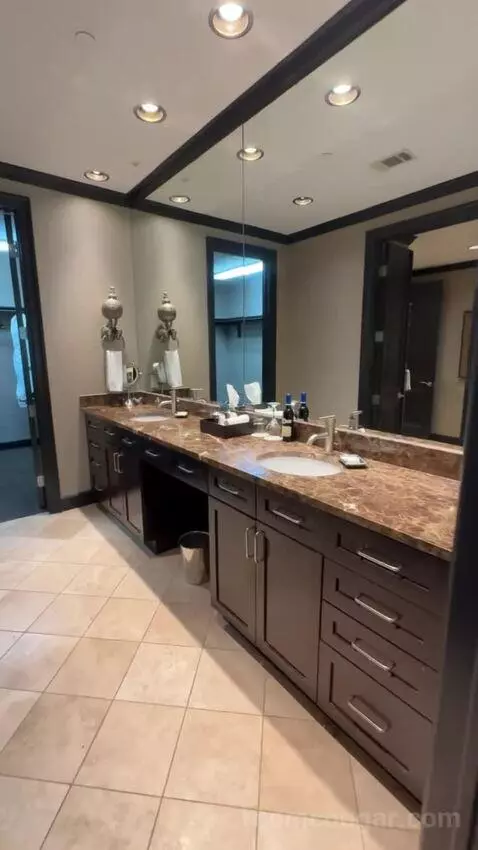 Rockstar Suite bathroom picture #6