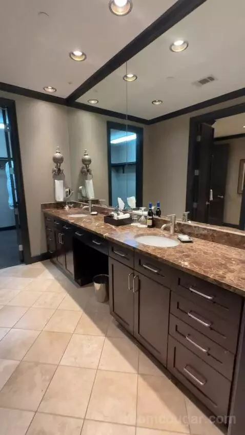 Rockstar Suite bathroom picture #7