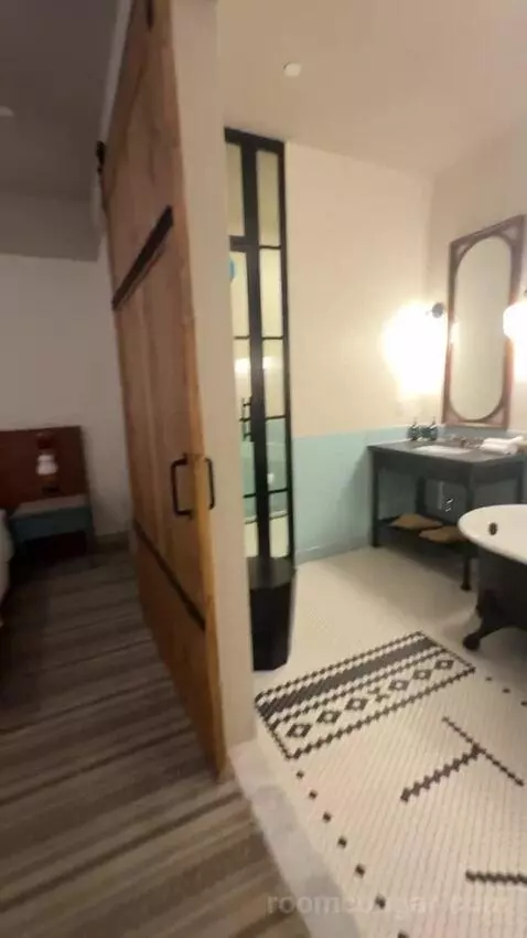Junior Suite bathroom picture #1