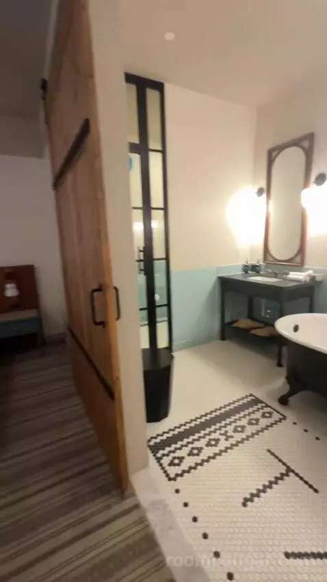 Junior Suite bathroom picture #2