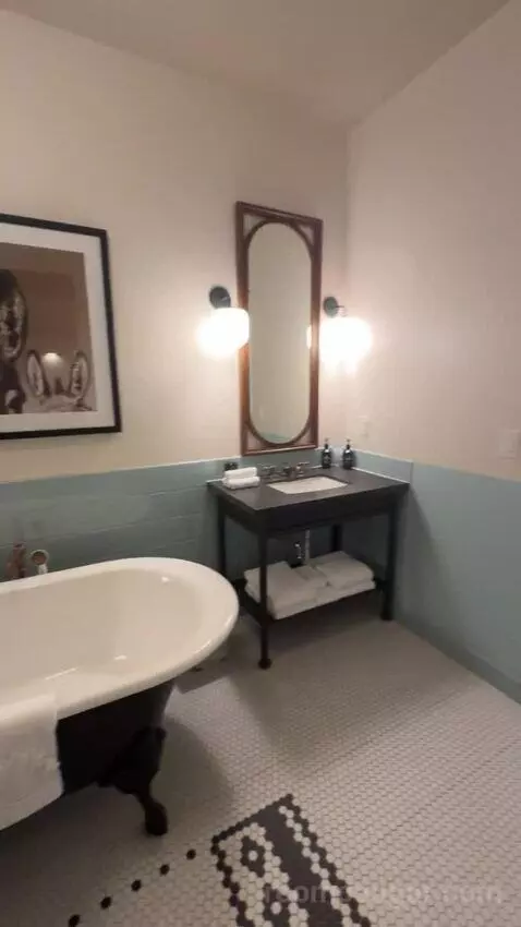 Junior Suite bathroom picture #8