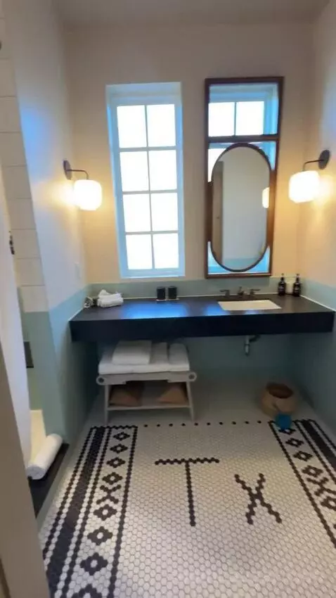 Deluxe King Room bathroom picture #1