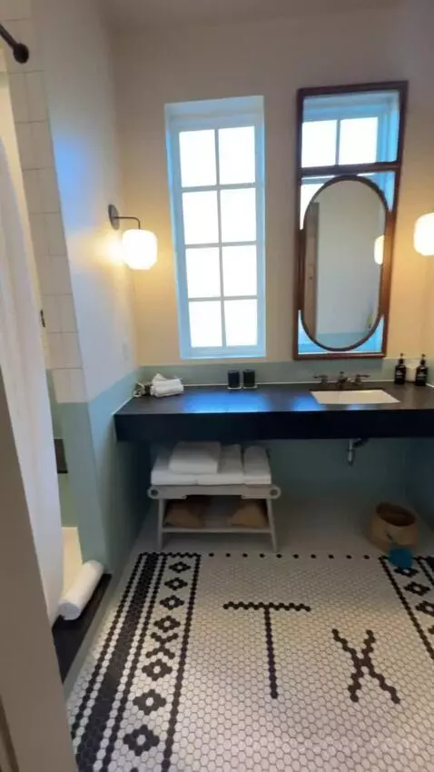 Deluxe King Room picture #19