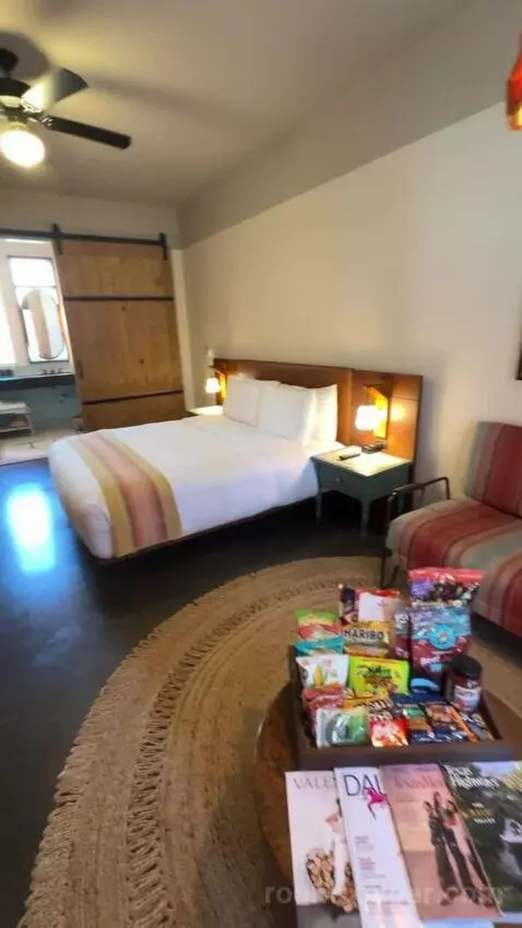 Deluxe King Room bed picture #12