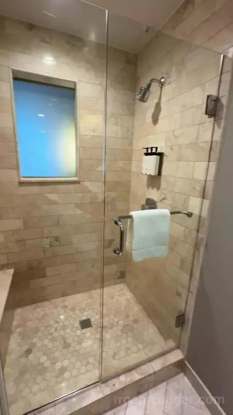Deluxe Parlor King bathroom picture #6