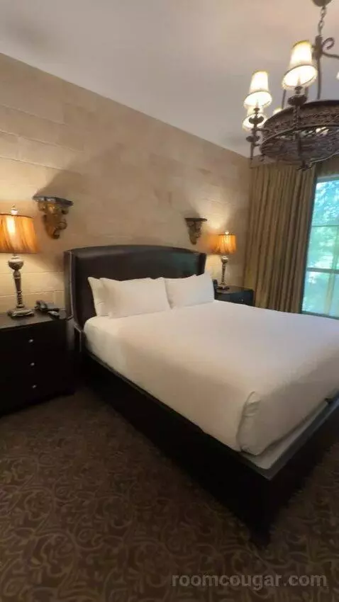 Leonardo Suite bed picture #2