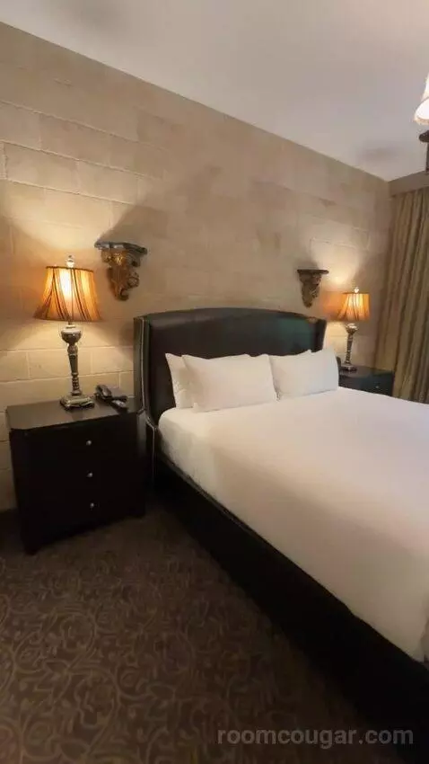 Leonardo Suite bed picture #6