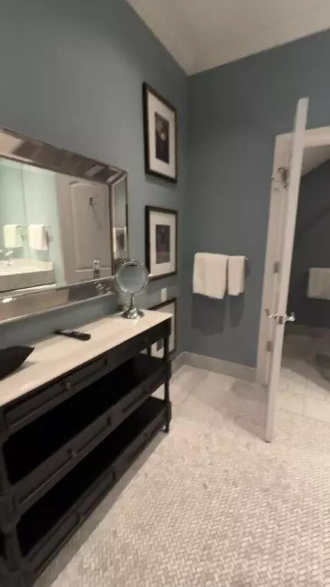 Rendez Vouz Suite bathroom picture #4