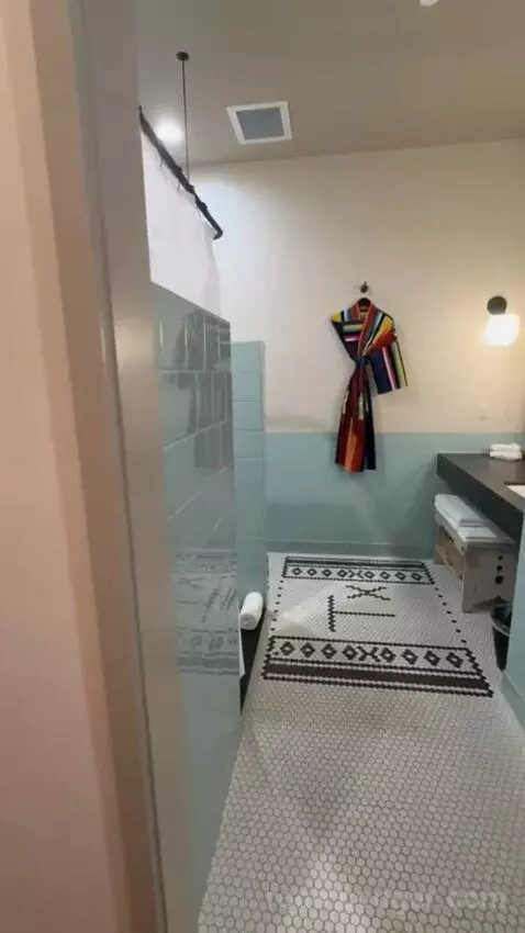 Classic Room with Two Beds bathroom picture #2