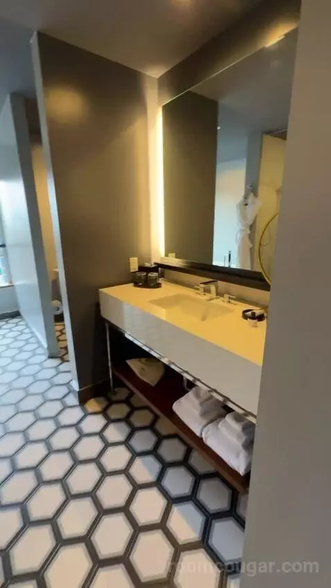 Corner Suite bathroom picture #1