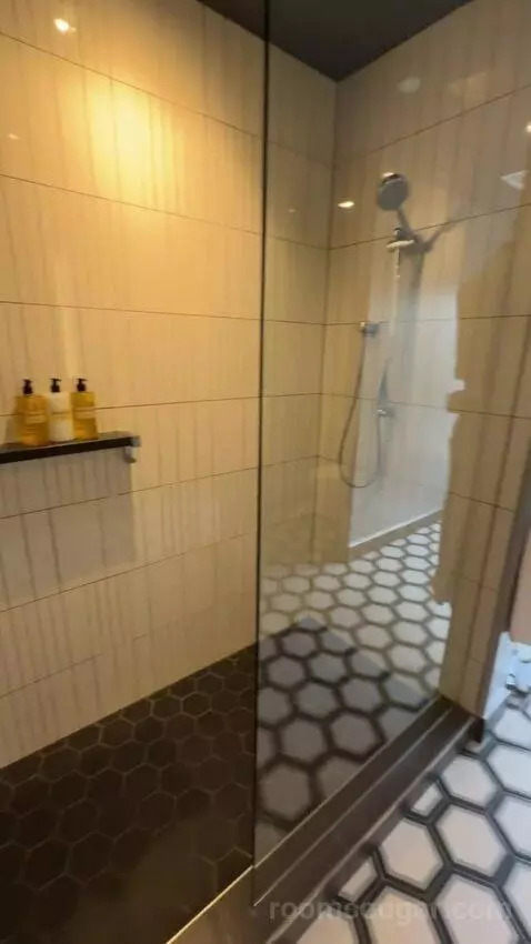 Corner Suite bathroom picture #5