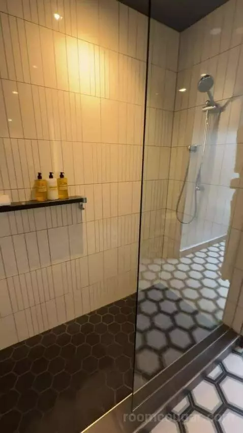 Corner Suite bathroom picture #6